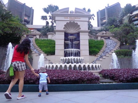 Gab at Manila Peninsula Fountain