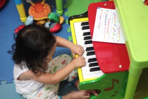 Melissa and Doug Toddler Piano with Gab 2